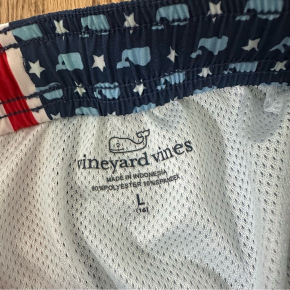 Vineyard Vines Boys L American Flag printed chappy swim trunks - Picture 7 of 8